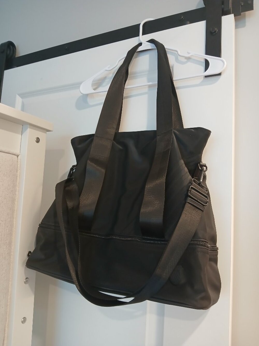 REALLY GREAT SLEEK BLACK KSWISS ZIPPERED TOTE!!!